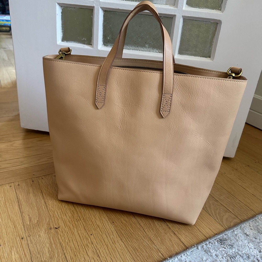 Elegant Tan Leather Tote Bag - Picture 2 of 5